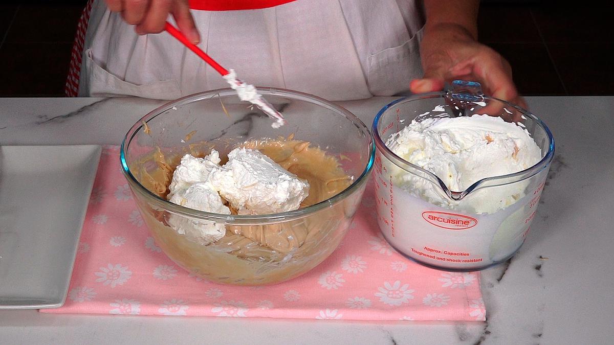 POSTRE DE CHOCOLATE PARA NAVIDAD. Un delicioso postre suave, jugoso y con un sabor irresistible por la combinación de chocolate y avellanas - Loli Domínguez - Foto 6