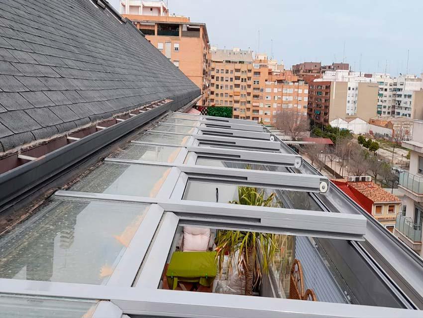 Cómo acristalar un ático de lujo: La Combinación Perfecta de Cortinas de Cristal y Techos Móviles 1