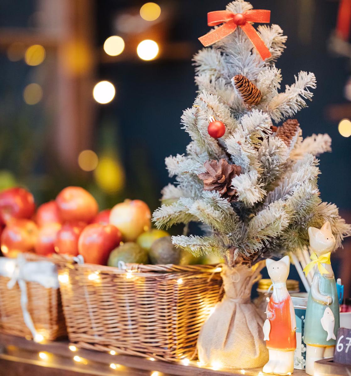 mini arbol navideno en el salon