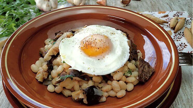 Huevo frito con alubias y setas