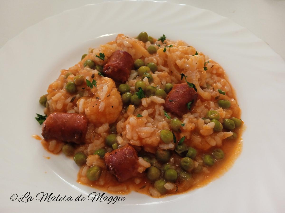 arroz caldoso con coliflor, guisantes y chistorra