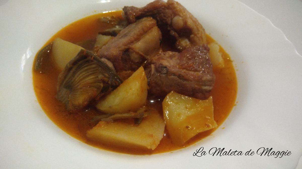 Guiso de patatas, alcachofas y costillas de cerdo al vino tinto