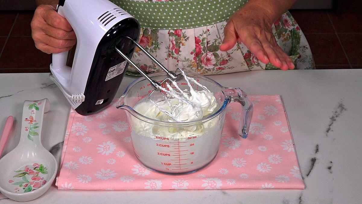 MOUSSE FÁCIL DE LIMÓN ESPECIAL NAVIDAD. Cremoso y delicioso postre de limón, fácil de hacer que resulta refrescante y suave - Loli Domínguez - Foto 4