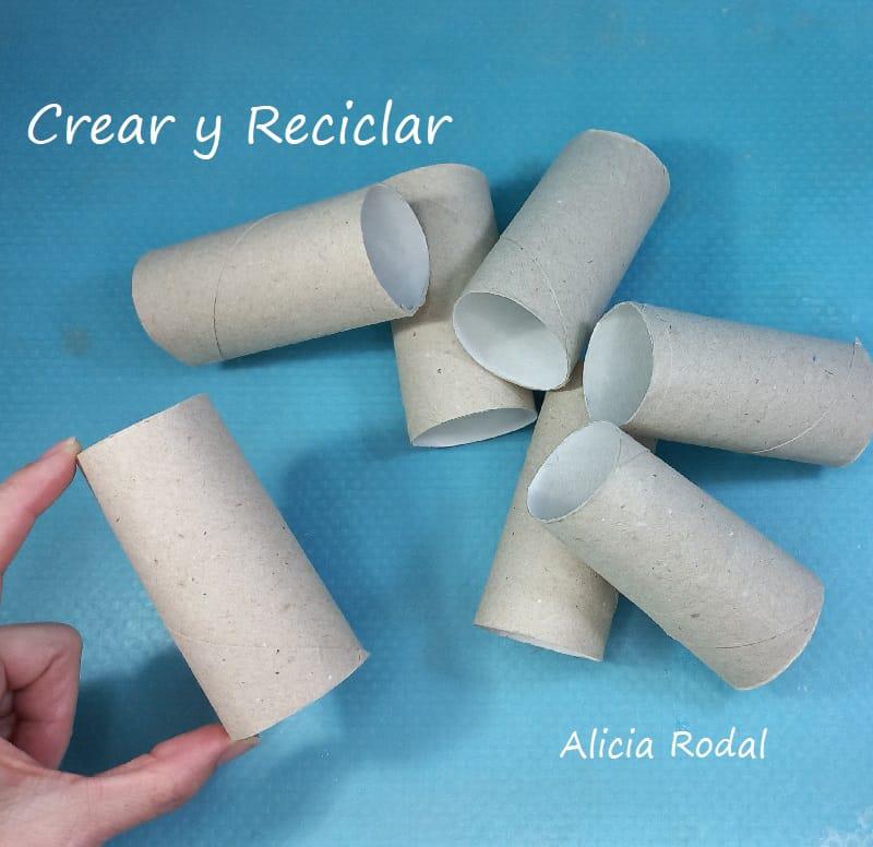 ¿Todavía no sabes cómo decorar tu árbol de Navidad? ¿Quieres aprender a hacer unos preciosos adornos navideños con rollos de cartón, fácil, rápido y económicos? Pues en este tutorial te enseño más de 10 diseños o figuras navideñas donde elegir, o simplemente las puedes hacer todas.