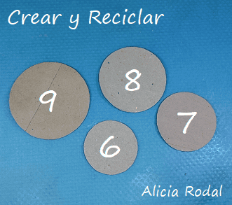 ¿Todavía no sabes cómo decorar tu árbol de Navidad? ¿Quieres aprender a hacer unos preciosos adornos navideños con rollos de cartón, fácil, rápido y económicos? Pues en este tutorial te enseño más de 10 diseños o figuras navideñas donde elegir, o simplemente las puedes hacer todas.