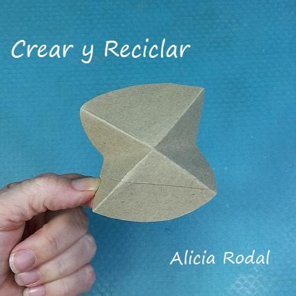 ¿Todavía no sabes cómo decorar tu árbol de Navidad? ¿Quieres aprender a hacer unos preciosos adornos navideños con rollos de cartón, fácil, rápido y económicos? Pues en este tutorial te enseño más de 10 diseños o figuras navideñas donde elegir, o simplemente las puedes hacer todas.