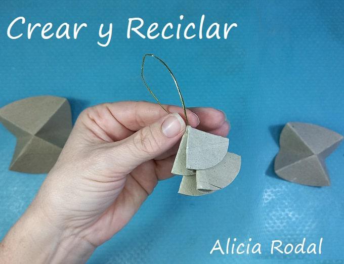 ¿Todavía no sabes cómo decorar tu árbol de Navidad? ¿Quieres aprender a hacer unos preciosos adornos navideños con rollos de cartón, fácil, rápido y económicos? Pues en este tutorial te enseño más de 10 diseños o figuras navideñas donde elegir, o simplemente las puedes hacer todas.