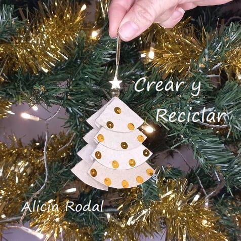 ¿Todavía no sabes cómo decorar tu árbol de Navidad? ¿Quieres aprender a hacer unos preciosos adornos navideños con rollos de cartón, fácil, rápido y económicos? Pues en este tutorial te enseño más de 10 diseños o figuras navideñas donde elegir, o simplemente las puedes hacer todas.