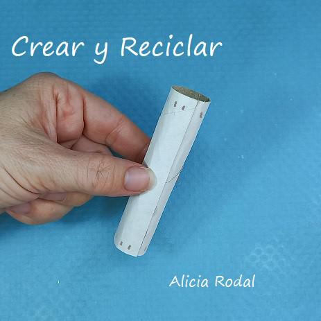 ¿Todavía no sabes cómo decorar tu árbol de Navidad? ¿Quieres aprender a hacer unos preciosos adornos navideños con rollos de cartón, fácil, rápido y económicos? Pues en este tutorial te enseño más de 10 diseños o figuras navideñas donde elegir, o simplemente las puedes hacer todas.