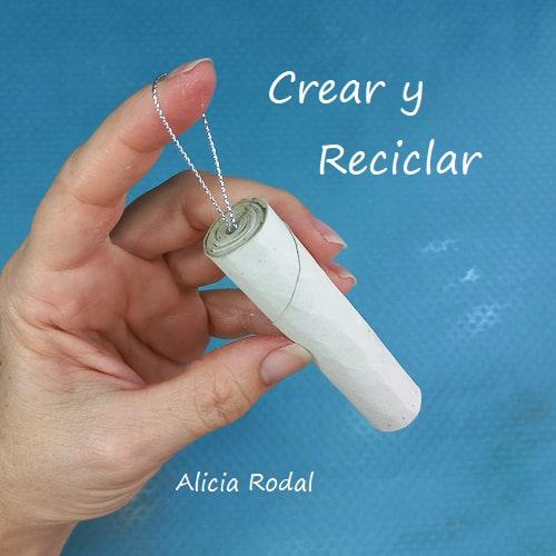 ¿Todavía no sabes cómo decorar tu árbol de Navidad? ¿Quieres aprender a hacer unos preciosos adornos navideños con rollos de cartón, fácil, rápido y económicos? Pues en este tutorial te enseño más de 10 diseños o figuras navideñas donde elegir, o simplemente las puedes hacer todas.