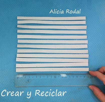 ¿Todavía no sabes cómo decorar tu árbol de Navidad? ¿Quieres aprender a hacer unos preciosos adornos navideños con rollos de cartón, fácil, rápido y económicos? Pues en este tutorial te enseño más de 10 diseños o figuras navideñas donde elegir, o simplemente las puedes hacer todas.