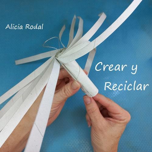 ¿Todavía no sabes cómo decorar tu árbol de Navidad? ¿Quieres aprender a hacer unos preciosos adornos navideños con rollos de cartón, fácil, rápido y económicos? Pues en este tutorial te enseño más de 10 diseños o figuras navideñas donde elegir, o simplemente las puedes hacer todas.