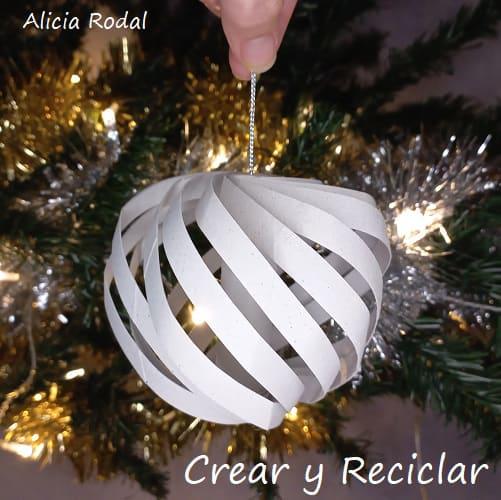 ¿Todavía no sabes cómo decorar tu árbol de Navidad? ¿Quieres aprender a hacer unos preciosos adornos navideños con rollos de cartón, fácil, rápido y económicos? Pues en este tutorial te enseño más de 10 diseños o figuras navideñas donde elegir, o simplemente las puedes hacer todas.