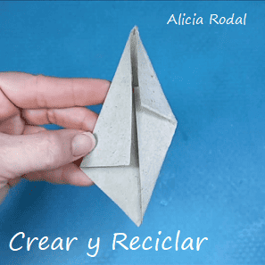 ¿Todavía no sabes cómo decorar tu árbol de Navidad? ¿Quieres aprender a hacer unos preciosos adornos navideños con rollos de cartón, fácil, rápido y económicos? Pues en este tutorial te enseño más de 10 diseños o figuras navideñas donde elegir, o simplemente las puedes hacer todas.