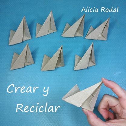 ¿Todavía no sabes cómo decorar tu árbol de Navidad? ¿Quieres aprender a hacer unos preciosos adornos navideños con rollos de cartón, fácil, rápido y económicos? Pues en este tutorial te enseño más de 10 diseños o figuras navideñas donde elegir, o simplemente las puedes hacer todas.