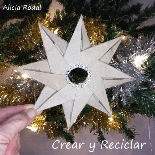 ¿Todavía no sabes cómo decorar tu árbol de Navidad? ¿Quieres aprender a hacer unos preciosos adornos navideños con rollos de cartón, fácil, rápido y económicos? Pues en este tutorial te enseño más de 10 diseños o figuras navideñas donde elegir, o simplemente las puedes hacer todas.