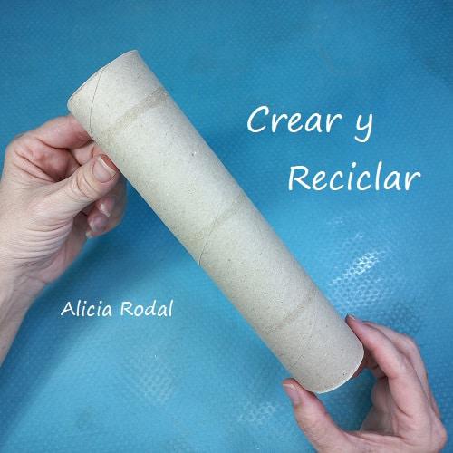 ¿Todavía no sabes cómo decorar tu árbol de Navidad? ¿Quieres aprender a hacer unos preciosos adornos navideños con rollos de cartón, fácil, rápido y económicos? Pues en este tutorial te enseño más de 10 diseños o figuras navideñas donde elegir, o simplemente las puedes hacer todas.