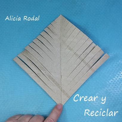 ¿Todavía no sabes cómo decorar tu árbol de Navidad? ¿Quieres aprender a hacer unos preciosos adornos navideños con rollos de cartón, fácil, rápido y económicos? Pues en este tutorial te enseño más de 10 diseños o figuras navideñas donde elegir, o simplemente las puedes hacer todas.