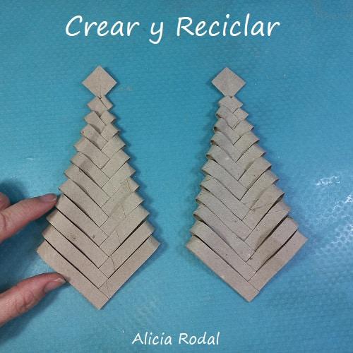 ¿Todavía no sabes cómo decorar tu árbol de Navidad? ¿Quieres aprender a hacer unos preciosos adornos navideños con rollos de cartón, fácil, rápido y económicos? Pues en este tutorial te enseño más de 10 diseños o figuras navideñas donde elegir, o simplemente las puedes hacer todas.