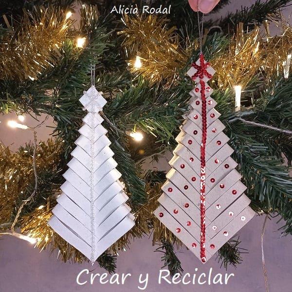 ¿Todavía no sabes cómo decorar tu árbol de Navidad? ¿Quieres aprender a hacer unos preciosos adornos navideños con rollos de cartón, fácil, rápido y económicos? Pues en este tutorial te enseño más de 10 diseños o figuras navideñas donde elegir, o simplemente las puedes hacer todas.
