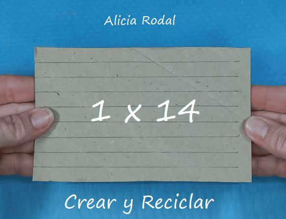 ¿Todavía no sabes cómo decorar tu árbol de Navidad? ¿Quieres aprender a hacer unos preciosos adornos navideños con rollos de cartón, fácil, rápido y económicos? Pues en este tutorial te enseño más de 10 diseños o figuras navideñas donde elegir, o simplemente las puedes hacer todas.