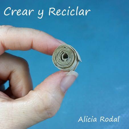 ¿Todavía no sabes cómo decorar tu árbol de Navidad? ¿Quieres aprender a hacer unos preciosos adornos navideños con rollos de cartón, fácil, rápido y económicos? Pues en este tutorial te enseño más de 10 diseños o figuras navideñas donde elegir, o simplemente las puedes hacer todas.