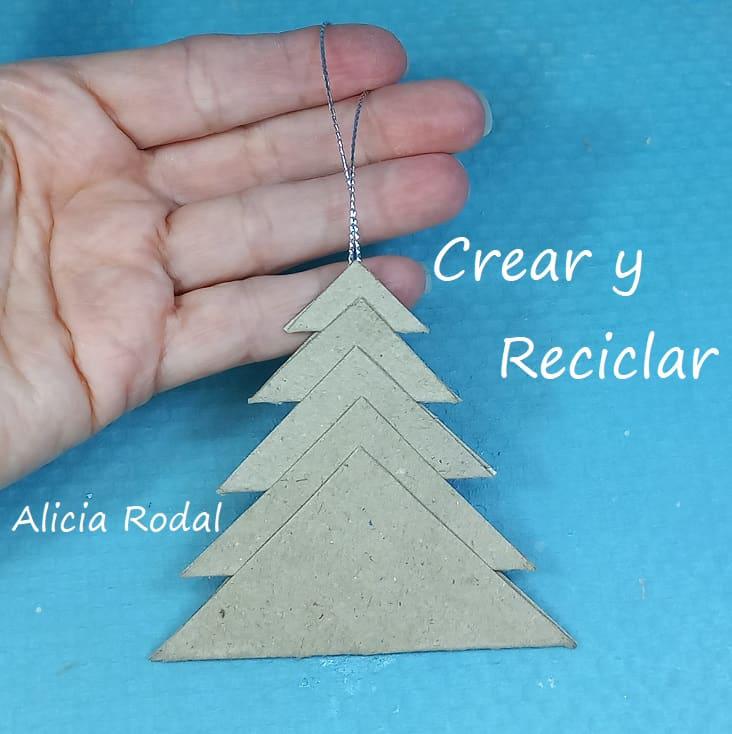 ¿Todavía no sabes cómo decorar tu árbol de Navidad? ¿Quieres aprender a hacer unos preciosos adornos navideños con rollos de cartón, fácil, rápido y económicos? Pues en este tutorial te enseño más de 10 diseños o figuras navideñas donde elegir, o simplemente las puedes hacer todas.
