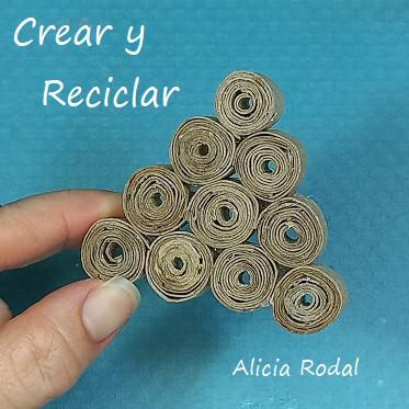 ¿Todavía no sabes cómo decorar tu árbol de Navidad? ¿Quieres aprender a hacer unos preciosos adornos navideños con rollos de cartón, fácil, rápido y económicos? Pues en este tutorial te enseño más de 10 diseños o figuras navideñas donde elegir, o simplemente las puedes hacer todas.