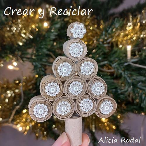 ¿Todavía no sabes cómo decorar tu árbol de Navidad? ¿Quieres aprender a hacer unos preciosos adornos navideños con rollos de cartón, fácil, rápido y económicos? Pues en este tutorial te enseño más de 10 diseños o figuras navideñas donde elegir, o simplemente las puedes hacer todas.