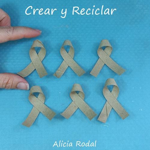 ¿Todavía no sabes cómo decorar tu árbol de Navidad? ¿Quieres aprender a hacer unos preciosos adornos navideños con rollos de cartón, fácil, rápido y económicos? Pues en este tutorial te enseño más de 10 diseños o figuras navideñas donde elegir, o simplemente las puedes hacer todas.