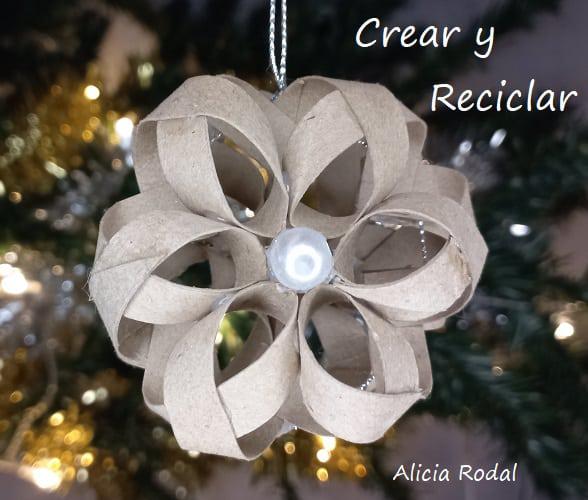 ¿Todavía no sabes cómo decorar tu árbol de Navidad? ¿Quieres aprender a hacer unos preciosos adornos navideños con rollos de cartón, fácil, rápido y económicos? Pues en este tutorial te enseño más de 10 diseños o figuras navideñas donde elegir, o simplemente las puedes hacer todas.
