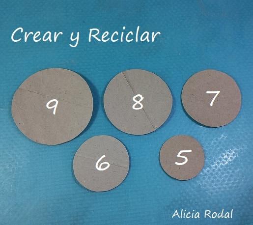 ¿Todavía no sabes cómo decorar tu árbol de Navidad? ¿Quieres aprender a hacer unos preciosos adornos navideños con rollos de cartón, fácil, rápido y económicos? Pues en este tutorial te enseño más de 10 diseños o figuras navideñas donde elegir, o simplemente las puedes hacer todas.