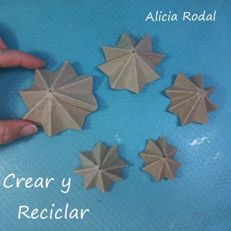 ¿Todavía no sabes cómo decorar tu árbol de Navidad? ¿Quieres aprender a hacer unos preciosos adornos navideños con rollos de cartón, fácil, rápido y económicos? Pues en este tutorial te enseño más de 10 diseños o figuras navideñas donde elegir, o simplemente las puedes hacer todas.