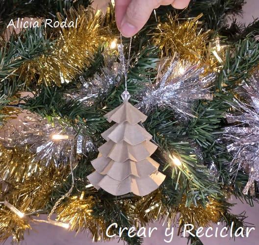 ¿Todavía no sabes cómo decorar tu árbol de Navidad? ¿Quieres aprender a hacer unos preciosos adornos navideños con rollos de cartón, fácil, rápido y económicos? Pues en este tutorial te enseño más de 10 diseños o figuras navideñas donde elegir, o simplemente las puedes hacer todas.