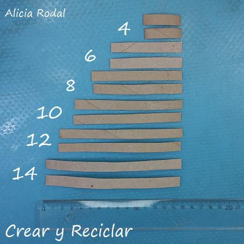 ¿Todavía no sabes cómo decorar tu árbol de Navidad? ¿Quieres aprender a hacer unos preciosos adornos navideños con rollos de cartón, fácil, rápido y económicos? Pues en este tutorial te enseño más de 10 diseños o figuras navideñas donde elegir, o simplemente las puedes hacer todas.