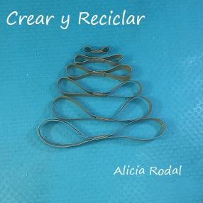 ¿Todavía no sabes cómo decorar tu árbol de Navidad? ¿Quieres aprender a hacer unos preciosos adornos navideños con rollos de cartón, fácil, rápido y económicos? Pues en este tutorial te enseño más de 10 diseños o figuras navideñas donde elegir, o simplemente las puedes hacer todas.