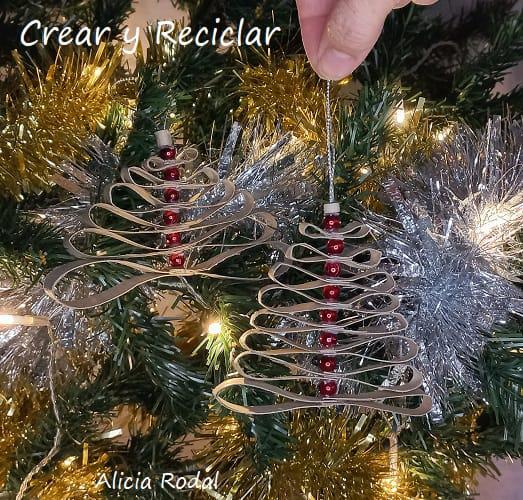 ¿Todavía no sabes cómo decorar tu árbol de Navidad? ¿Quieres aprender a hacer unos preciosos adornos navideños con rollos de cartón, fácil, rápido y económicos? Pues en este tutorial te enseño más de 10 diseños o figuras navideñas donde elegir, o simplemente las puedes hacer todas.