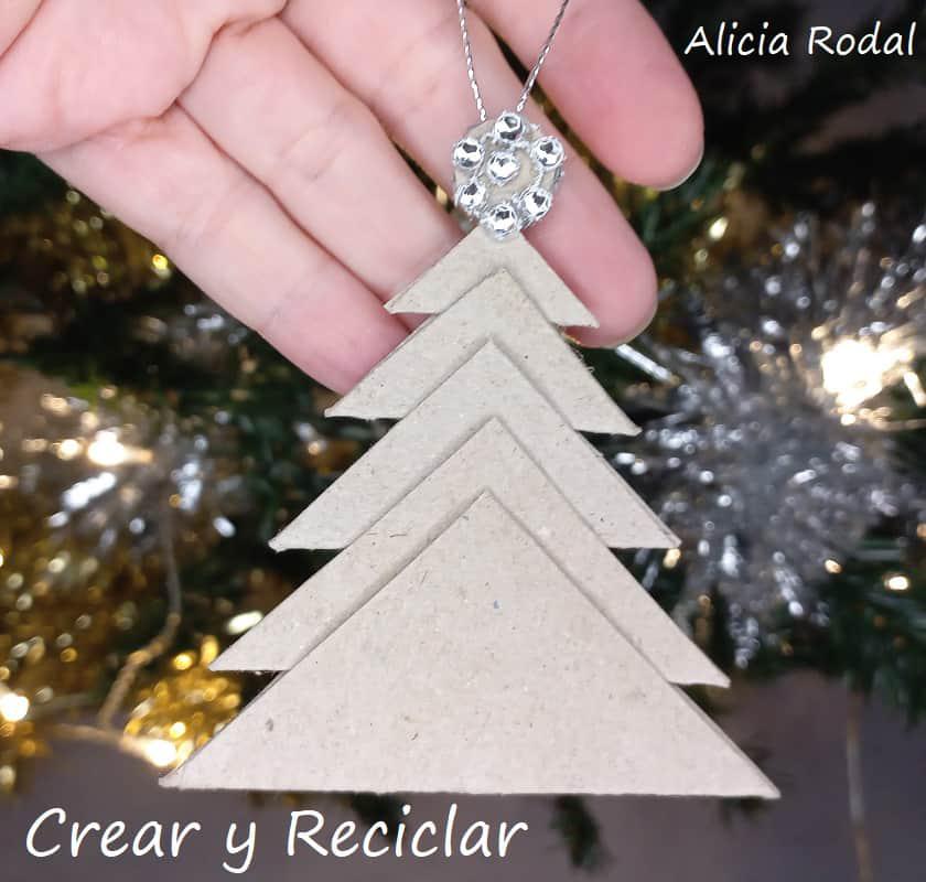 ¿Todavía no sabes cómo decorar tu árbol de Navidad? ¿Quieres aprender a hacer unos preciosos adornos navideños con rollos de cartón, fácil, rápido y económicos? Pues en este tutorial te enseño más de 10 diseños o figuras navideñas donde elegir, o simplemente las puedes hacer todas.