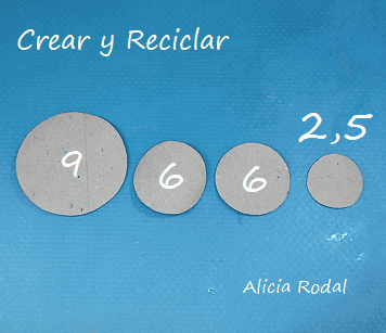 ¿Todavía no sabes cómo decorar tu árbol de Navidad? ¿Quieres aprender a hacer unos preciosos adornos navideños con rollos de cartón, fácil, rápido y económicos? Pues en este tutorial te enseño más de 10 diseños o figuras navideñas donde elegir, o simplemente las puedes hacer todas.