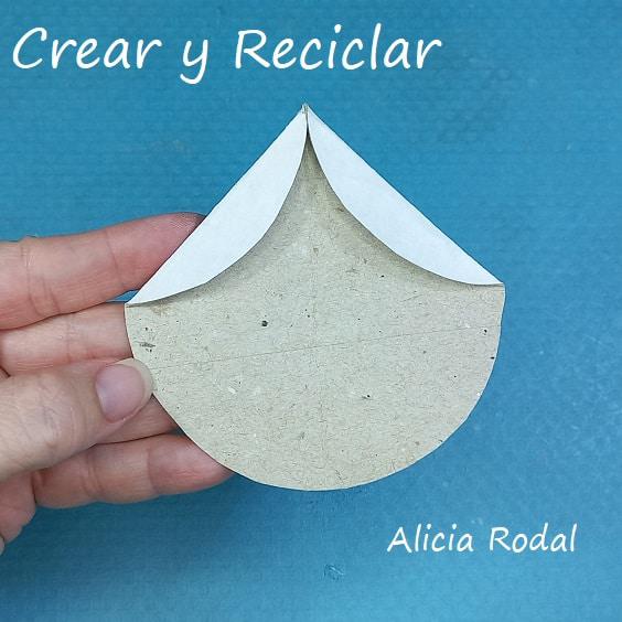 ¿Todavía no sabes cómo decorar tu árbol de Navidad? ¿Quieres aprender a hacer unos preciosos adornos navideños con rollos de cartón, fácil, rápido y económicos? Pues en este tutorial te enseño más de 10 diseños o figuras navideñas donde elegir, o simplemente las puedes hacer todas.