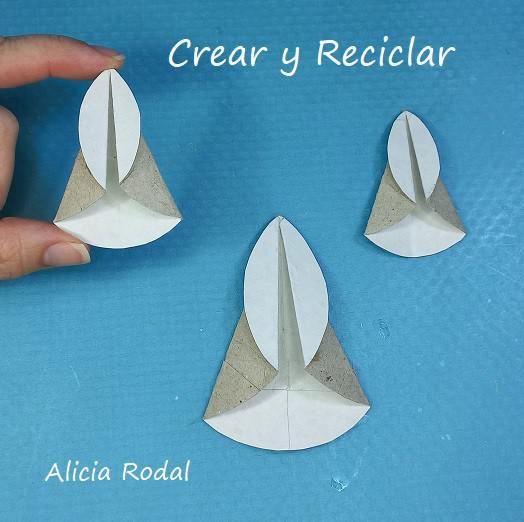 ¿Todavía no sabes cómo decorar tu árbol de Navidad? ¿Quieres aprender a hacer unos preciosos adornos navideños con rollos de cartón, fácil, rápido y económicos? Pues en este tutorial te enseño más de 10 diseños o figuras navideñas donde elegir, o simplemente las puedes hacer todas.