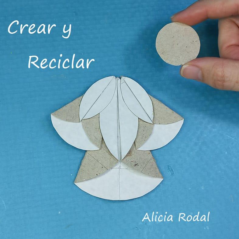 ¿Todavía no sabes cómo decorar tu árbol de Navidad? ¿Quieres aprender a hacer unos preciosos adornos navideños con rollos de cartón, fácil, rápido y económicos? Pues en este tutorial te enseño más de 10 diseños o figuras navideñas donde elegir, o simplemente las puedes hacer todas.