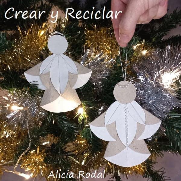 ¿Todavía no sabes cómo decorar tu árbol de Navidad? ¿Quieres aprender a hacer unos preciosos adornos navideños con rollos de cartón, fácil, rápido y económicos? Pues en este tutorial te enseño más de 10 diseños o figuras navideñas donde elegir, o simplemente las puedes hacer todas.