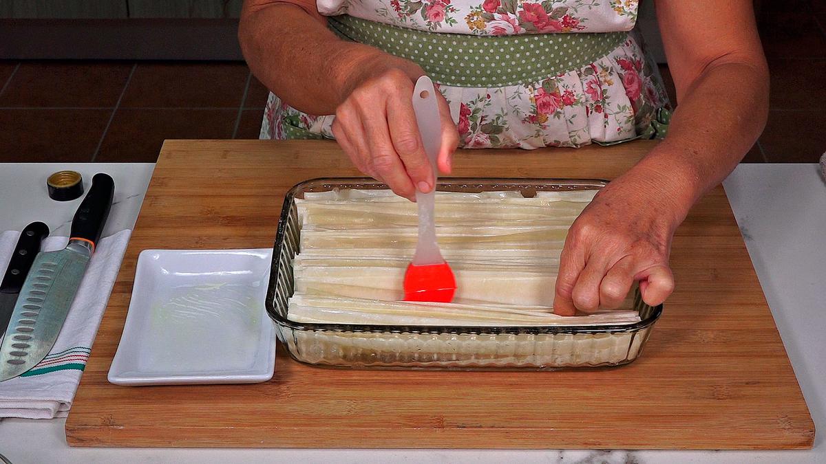 ENTRANTE CRUJIENTE DE MASA FILO Y PERAS ESPECIAL NAVIDAD. Delicioso, un sabor irresistible, la mezcla de peras, queso gorgonzola y los demás ingredientes hace que sea un bocado exquisito - Loli Domínguez - Foto 3