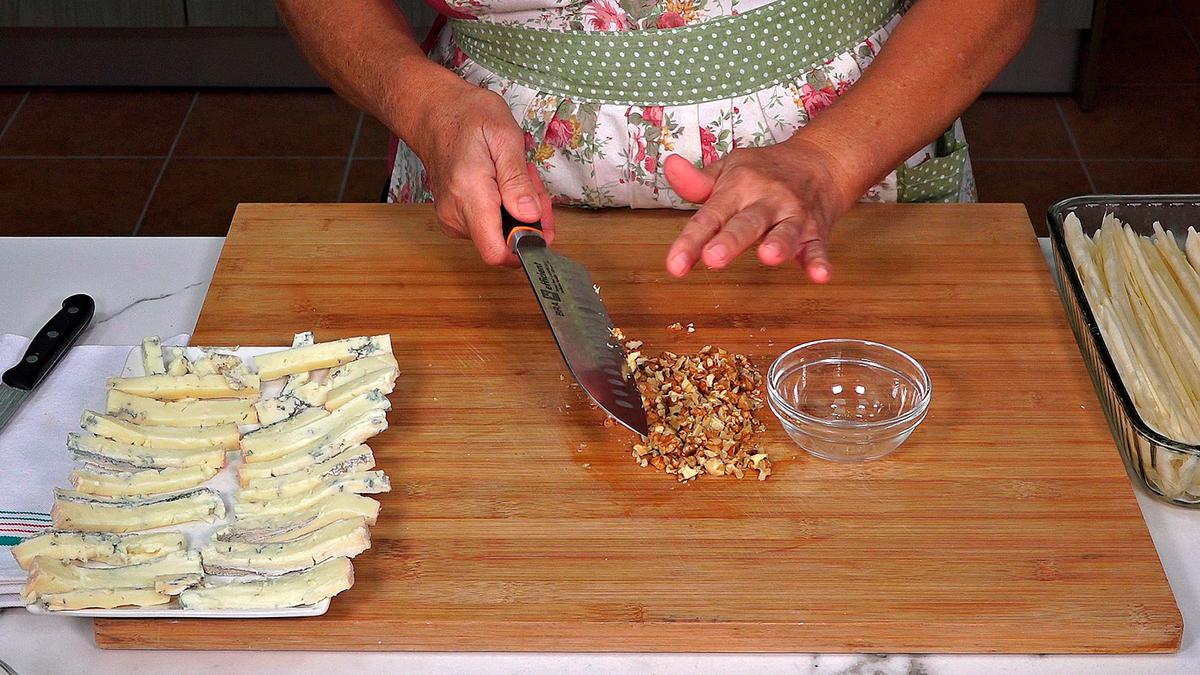 ENTRANTE CRUJIENTE DE MASA FILO Y PERAS ESPECIAL NAVIDAD. Delicioso, un sabor irresistible, la mezcla de peras, queso gorgonzola y los demás ingredientes hace que sea un bocado exquisito - Loli Domínguez - Foto 4