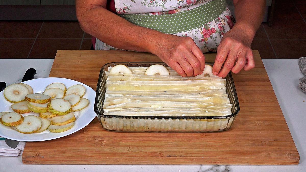 ENTRANTE CRUJIENTE DE MASA FILO Y PERAS ESPECIAL NAVIDAD. Delicioso, un sabor irresistible, la mezcla de peras, queso gorgonzola y los demás ingredientes hace que sea un bocado exquisito - Loli Domínguez - Foto 5