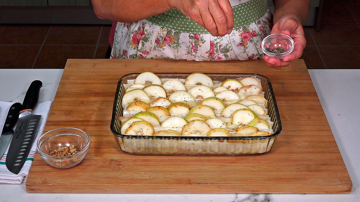 ENTRANTE CRUJIENTE DE MASA FILO Y PERAS ESPECIAL NAVIDAD. Delicioso, un sabor irresistible, la mezcla de peras, queso gorgonzola y los demás ingredientes hace que sea un bocado exquisito - Loli Domínguez - Foto 6