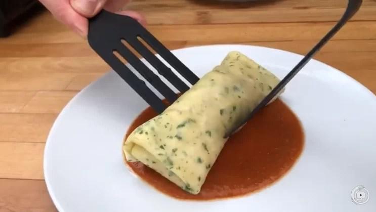 CREPS SERVIDOS SOBRE LA SALSA AMERICANA