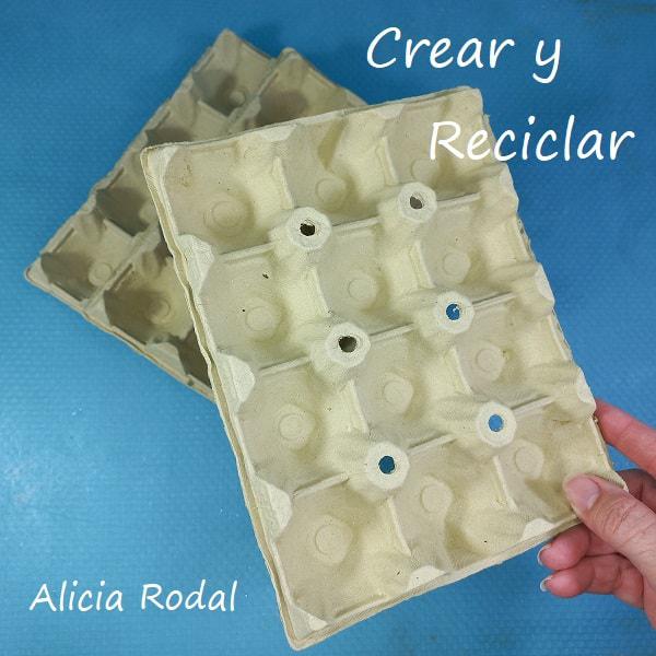 Vamos a hacer hermosas manualidades decorativas para nuestra casa, vender o regalar, con materiales reciclados que todos tenemos en casa, como unas simples cajas de huevos de cartón. En este tutorial les enseño una hermosa idea de decoración que sirve para cualquier época del año.