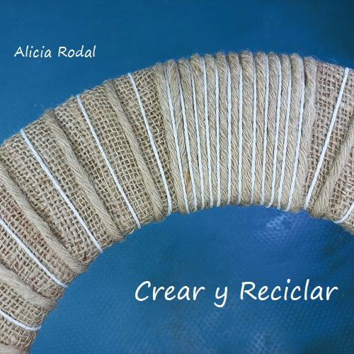 Vamos a hacer hermosas manualidades decorativas para nuestra casa, vender o regalar, con materiales reciclados que todos tenemos en casa, como unas simples cajas de huevos de cartón. En este tutorial les enseño una hermosa idea de decoración que sirve para cualquier época del año.